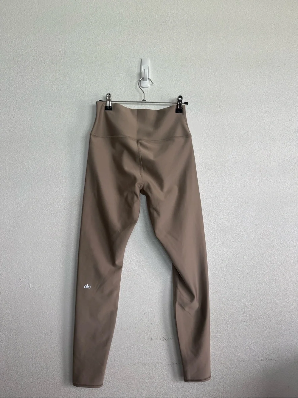 Alo Yoga Airlift Legging in Gravel - Picture 2 of 3
